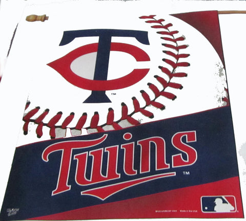 Minnesota Twins vertical flag - Sports Nut Emporium